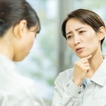 タイムカードの代理打刻を指示してくる主任…　※画像はイメージです（ponta1414/stock.adobe.com）