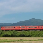 吉備線を走るキハ47形(Fujibusa/stock.adobe.com)