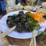 害貝として知られるジャンボタニシを実食！（タクジンさん提供）