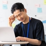 当初依頼された業務以外で設定された定期ミーティング。無償で対応しなければいけないの？　※画像はイメージです（Trickster*/stock.adobe.com）