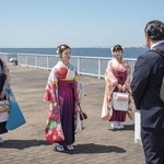 栄養専門学校卒業式の帰り、神戸の港で想いを打ち明けあうJ班の仲間たち　(C)NHK