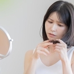 冬は乾燥で髪のパサつきや広がりが特に気になる※画像はイメージです（ponta1414/stock.adobe.com）