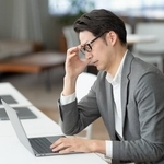 更年期症状がもたらす仕事の影響は？　※画像はイメージです（Peak River/stock.adobe.com）