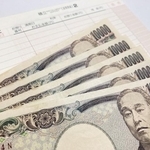 生活保護を受けても50～60万程の貯金もできるという（photoACより「苺まるo」さん撮影、イメージ画像）