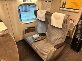新幹線のグリーン車に設置されているフットレスト…正しい利用方法は！？（提供写真）