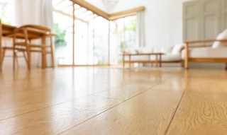 炭酸水で掃除すれば、床のベタつきが解消！※画像はイメージです（naka/stock.adobe.com）