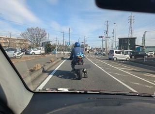赤信号で止まっていると、前のバイクに目が留まり…（いずれも提供写真）