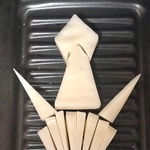 ダイオウイカの形にカットした餅…一体どんな焼き上がりに！？（いずれも提供写真）