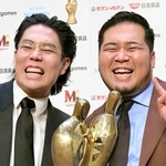 M-1グランプリ連覇を果たした「令和ロマン」の髙比良くるま（左）と松井ケムリ＝東京・テレビ朝日（2024年12月22日撮影）