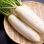 葉付き大根は、鮮度を保つためにすぐ葉を切り落として！※画像はイメージです（promolink/stock.adobe.com）