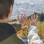 翔也（佐野勇斗）は神戸から大阪まで走って帰り続けて貯めたお金で買った結婚指輪を結（橋本環奈）に贈った　(C)NHK
