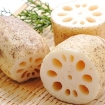 サラダや煮物など、料理によって違った食感が楽しめる「れんこん」※画像はイメージです（はなな/stock.adobe.com）