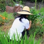 中学3年だった阪神・淡路大震災で、7時間生き埋めになった女性。今は土と触れ合うのが癒やし＝奈良県生駒市