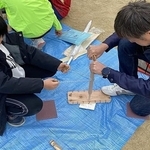 マッチやライターに頼らず自力で火を起こしてみる（場所：瓜破小学校／画像提供：ミライフ西日本株式会社）