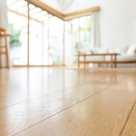 炭酸水で掃除すれば、床のベタつきが解消！※画像はイメージです（naka/stock.adobe.com）