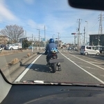 赤信号で止まっていると、前のバイクに目が留まり…（いずれも提供写真）