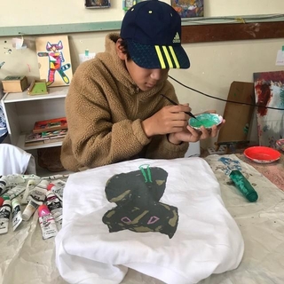 布用のアクリル絵の具を使い、Tシャツに直接描く。完成後は保護用スプレーをかけて乾かす（契さん提供）