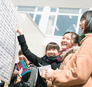大学合格でガッツポーズ！その後の胴上げであわや大けがに…　※画像はイメージです（ohayou!/stock.adobe.com）