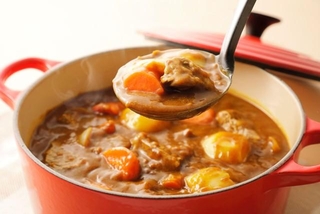 カレーライス、市販ルウのブレンドが人気(Nishihama/stock.adobe.com)