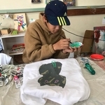 布用のアクリル絵の具を使い、Tシャツに直接描く。完成後は保護用スプレーをかけて乾かす（契さん提供）