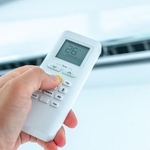 エアコンの暖房をつけたつもりが、「冷房」のボタンを押していた…という経験はありませんか？※画像はイメージです（Goffkein/stock.adobe.com）