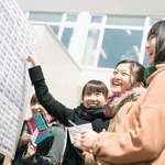 大学合格でガッツポーズ！その後の胴上げであわや大けがに…　※画像はイメージです（ohayou!/stock.adobe.com）