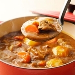カレーライス、市販ルウのブレンドが人気(Nishihama/stock.adobe.com)