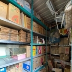 倉庫いっぱいのレコード。さらにご自宅の部屋にもこれと同じくらいの量のレコードが眠っているそうです。