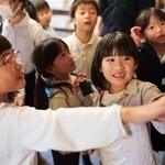デザイナーを招いたワークショップに参加するfork toyamaの子どもたち（提供）