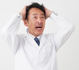 患者さんからのクレームが続出しており悩む開業医　※画像はイメージです（siro46/stock.adobe.com）