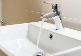 液体を捨て終わったらシンクや洗面台に成分が残らないよう、しっかりと水で流すのがポイント※画像はイメージです（290712/stock.adobe.com）