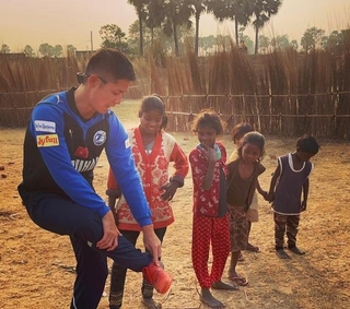 インドの子どもたちにサッカーを教える、一般社団法人FC Nono代表の萩原望さん（インド・ビハール州にて）