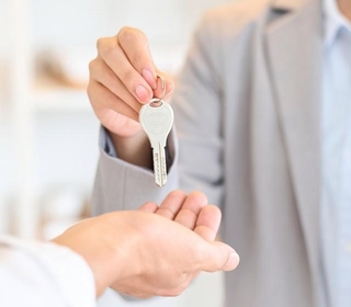 空き部屋で困っていたマンション経営者が無許可で民泊を開始！これって大丈夫？　※画像はイメージです（mapo/stock.adobe.com）