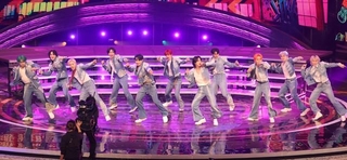紅白歌合戦で「Love seeker」を披露するJO1＝2024年撮影