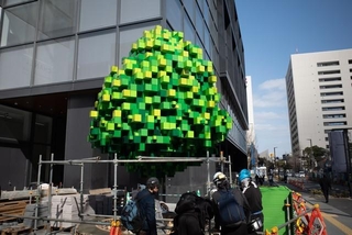 ４月下旬完成に向け設置工事が進む「Pixel Tree」