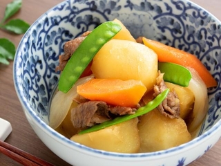 忙しい日の味方、レンチン肉じゃが！※画像はイメージです（photo@n/stock.adobe.com）
