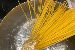 茹でるだけでOKのパスタは開発なるか？