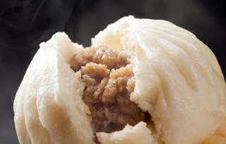 ジューシーなお肉とふんわりとした生地が魅力の「肉まん」※画像はイメージです（Paylessimages/stock.adobe.com）