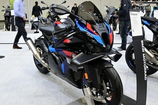 BMWのホモロゲーションモデル。完全にレーサーですよね