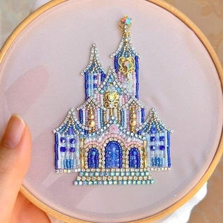 きらめく「ビーズのお城」（画像提供：Piari ビーズ刺繍さん、※画像を一部トリミング）