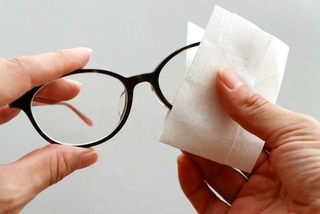 黄砂で汚れたレンズ、いきなり拭かないで　※写真はイメージです（pote/stock.adobe.com）