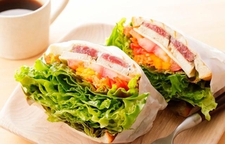 お店みたいな「野菜たっぷりサンドイッチ」※画像はイメージです（Nishihama/stock.adobe.com）