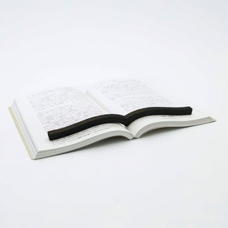 コクヨのヒット商品「本に寄り添う文鎮」（写真はいずれも提供）