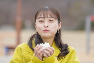 第1回でも最終回でも、結は塩むすびを食べた(C)NHK