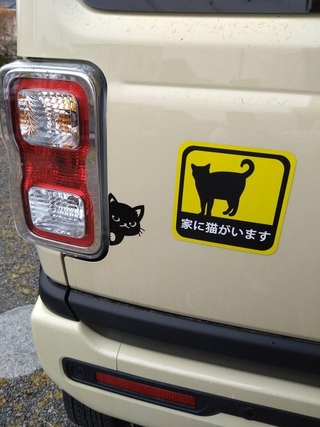 車の後部に貼った猫のステッカーがXで話題に（「ぴっちゃん」さん提供）