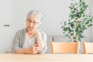 65歳以上の約7割が貯蓄額に不安 ※画像はイメージです（buritora/stock.adobe.com/）
