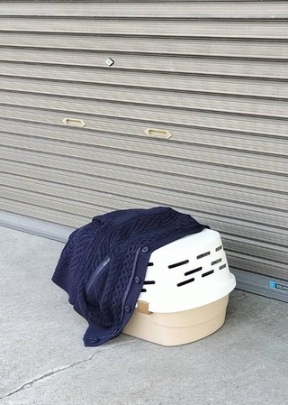 愛知県春日井市内の保護団体メンバー夫婦経営の店前でキャリーごと猫が遺棄された（「春日井さくら猫の会」さん提供）