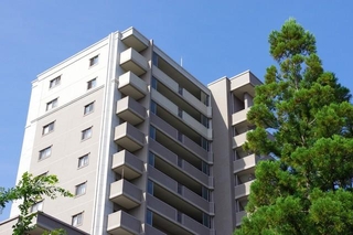 平和な暮らしを住み替えで実現※画像はイメージです （beeboys/stock.adobe.com/)
