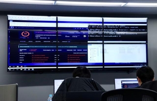 企業の情報セキュリティ担当者らが、実戦形式でサイバー攻撃に対応するトレーニングの様子＝大阪市東淀川区