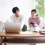 新NISAのための資金は、給与や年金から捻出する人が多い(Monet/stock.adobe.com)